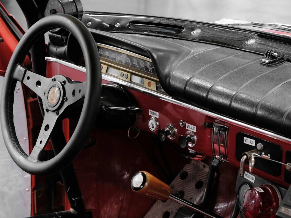 Image 16/41 of Volvo P 122 S (1966)
