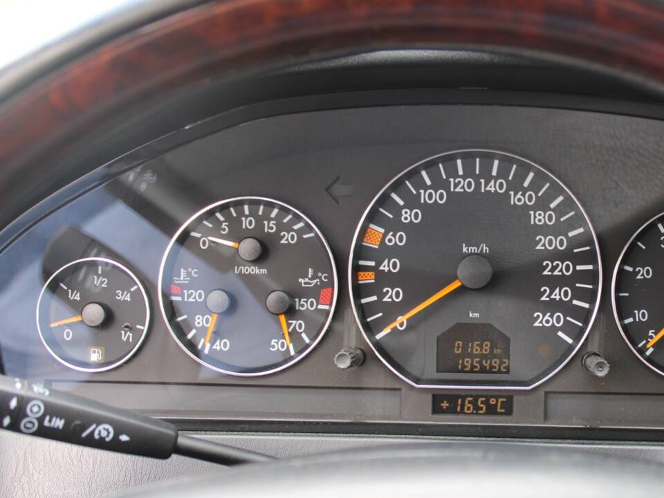 Image 32/50 of Mercedes-Benz SL 320 (2001)
