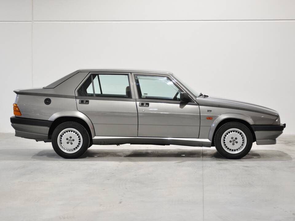 Bild 30/34 von Alfa Romeo 75 2.0 Twin Spark (1988)