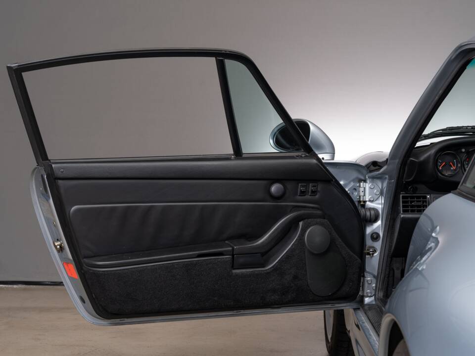 Image 16/32 de Porsche 911 Carrera 4S (1998)