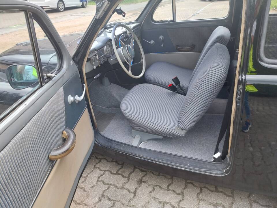 Image 7/18 of Volvo PV 444 (1954)