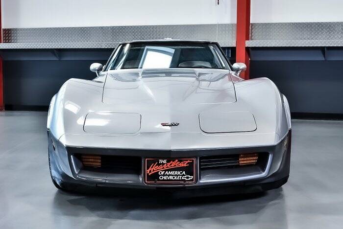 Image 4/7 of Chevrolet Corvette (1982)