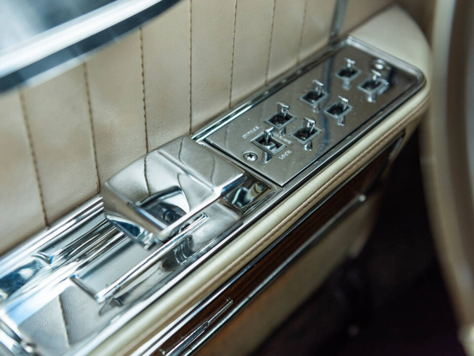 Image 109/135 of Lincoln Continental Convertible (1965)