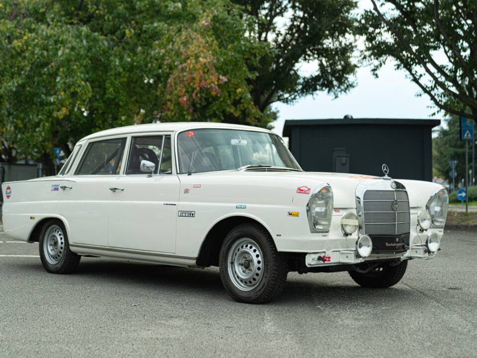 Obraz 7/50 pojazdu Mercedes-Benz 220 S b (1967)