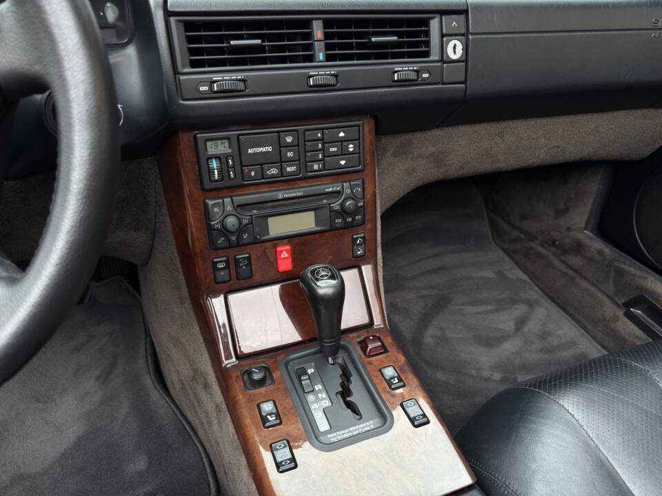 Image 18/28 of Mercedes-Benz SL 320 (1995)