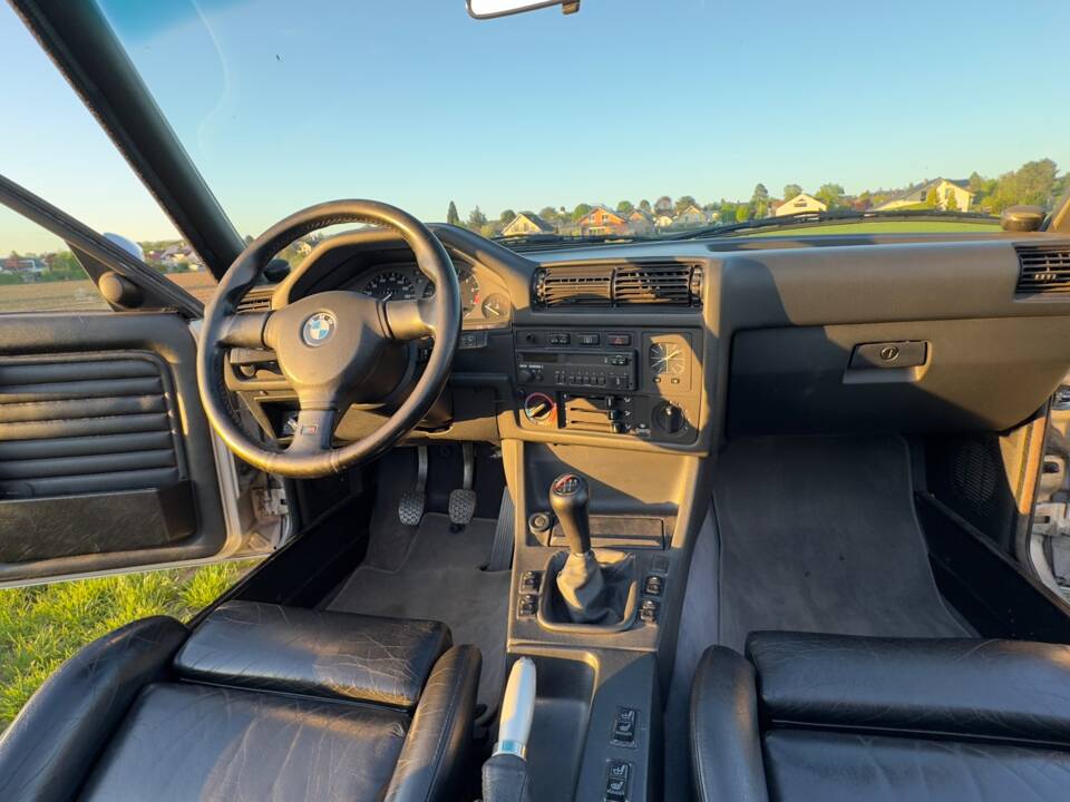 Image 11/50 of BMW 320i (1991)