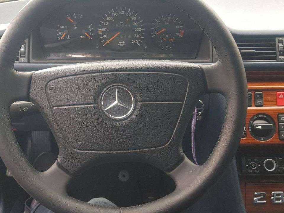 Image 10/24 de Mercedes-Benz E 280 T (1995)