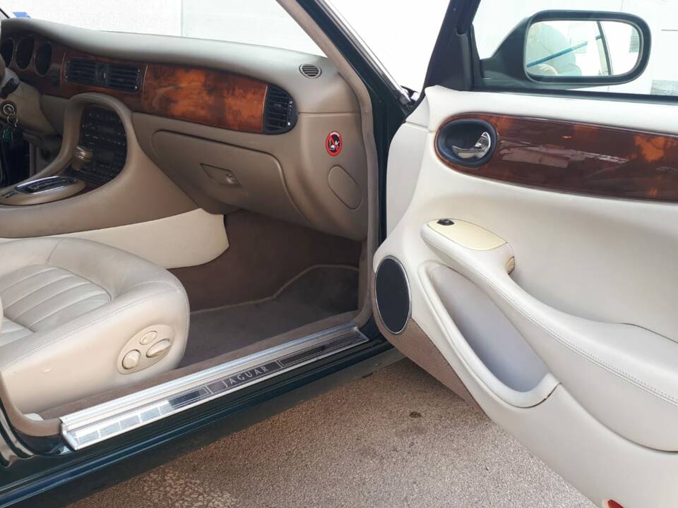Image 5/11 of Jaguar XJ 8 4.0 Executive (1998)