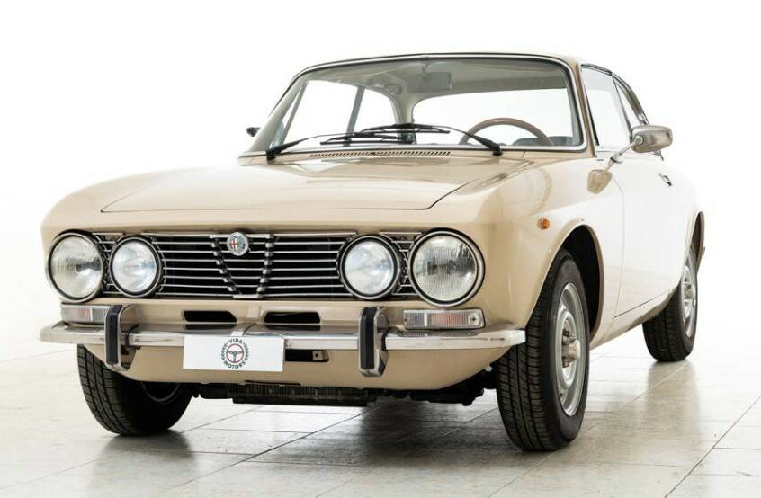 Bild 11/11 von Alfa Romeo Giulia 1300 GT Junior (1975)