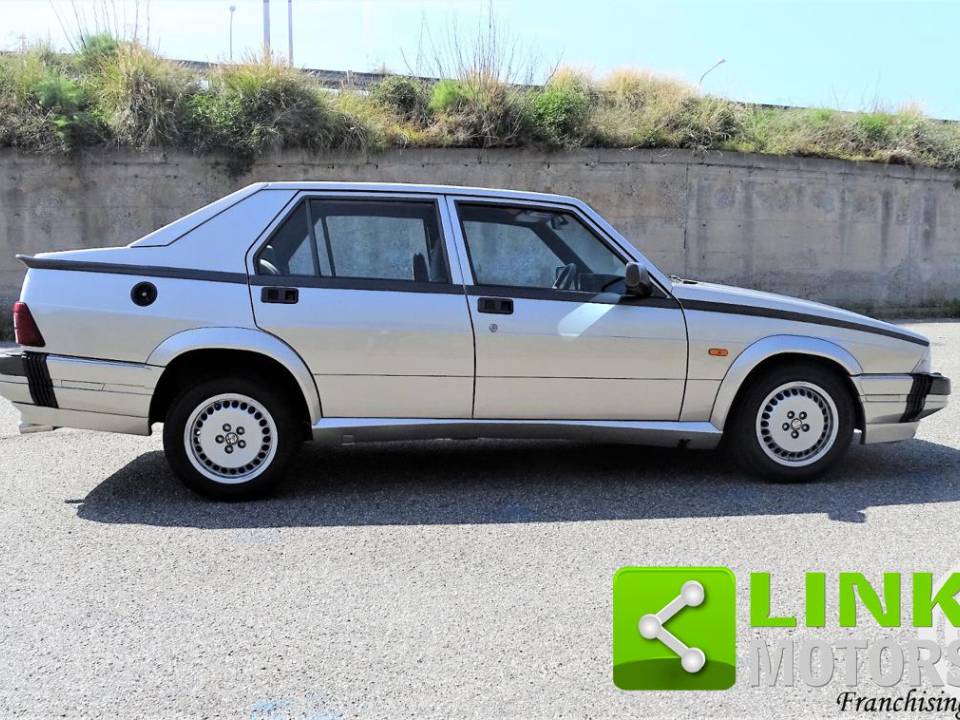 Bild 7/10 von Alfa Romeo 75 1.8 Turbo (1988)