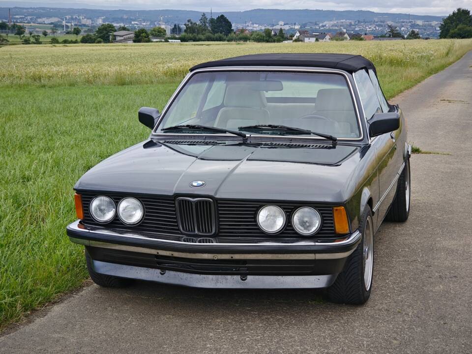 Image 1/21 de BMW 323i (1982)