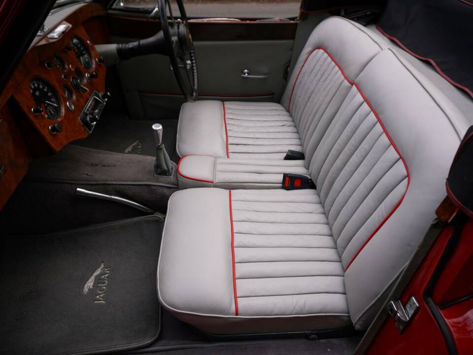 Image 12/20 of Jaguar XK 120 DHC (1954)