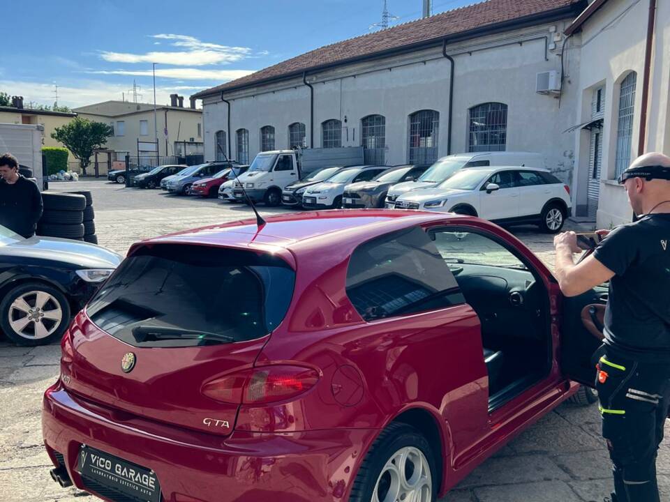Immagine 5/15 di Alfa Romeo 147 3.2 GTA (2004)