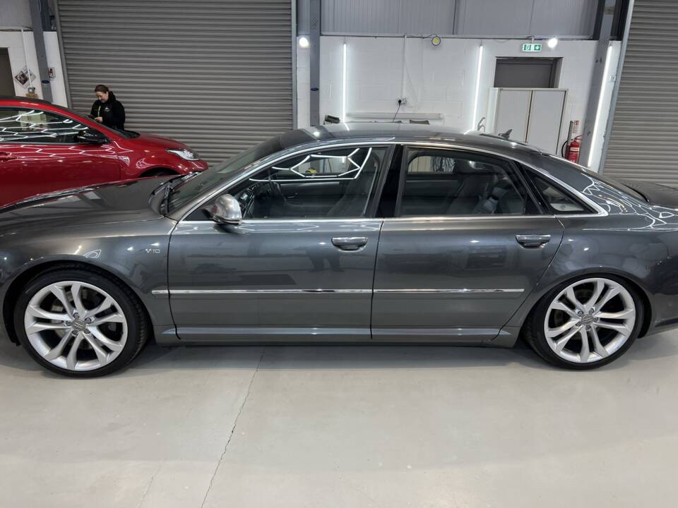 Bild 23/24 von Audi S8 V10 (2009)