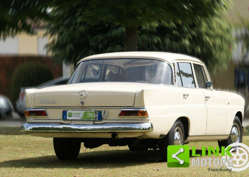 Bild 6/10 von Mercedes-Benz 200 D (1967)