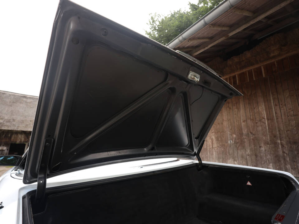 Image 30/85 of Mercedes-Benz 560 SL (1986)