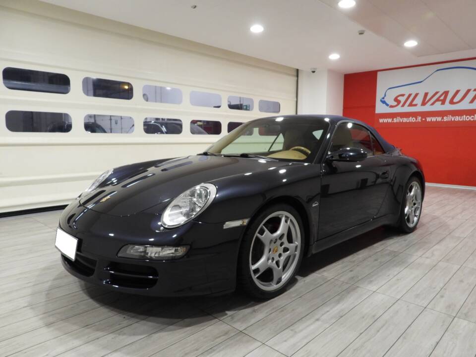 Image 3/4 of Porsche 911 Carrera (2005)