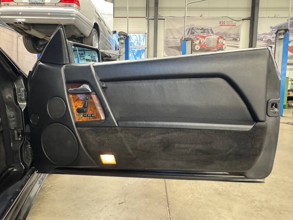 Image 20/37 de Mercedes-Benz 500 SL 6.0 AMG (1990)