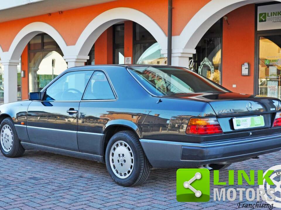 Imagen 3/4 de Mercedes-Benz 300 CE (1990)