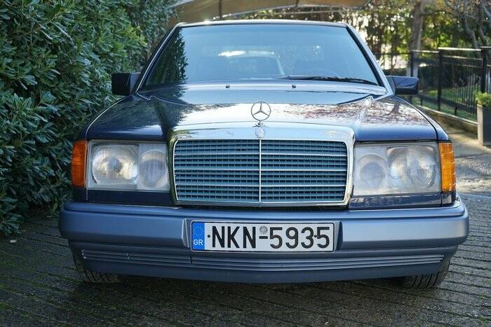 Image 6/7 of Mercedes-Benz E 200 (1993)