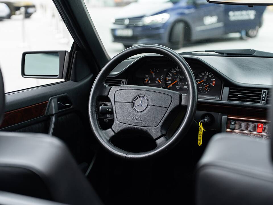 Image 21/45 of Mercedes-Benz E 220 (1995)