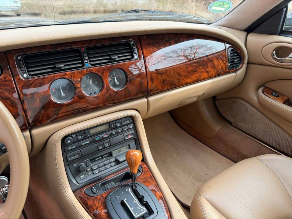 Image 11/34 of Jaguar XK8 4.0 (1997)