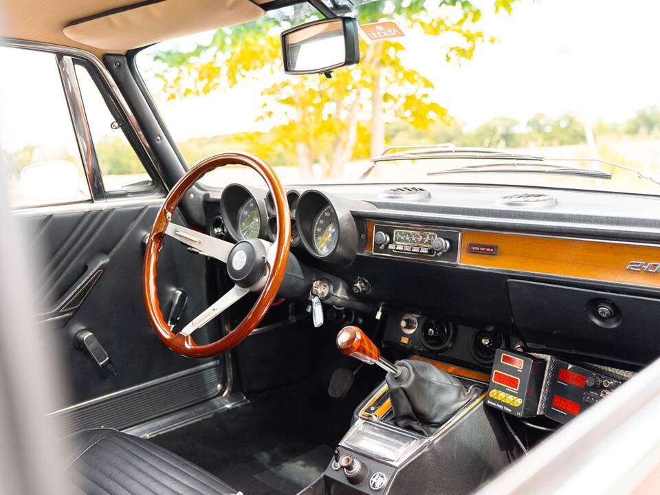 Image 26/53 of Alfa Romeo 2000 GT Veloce (1975)