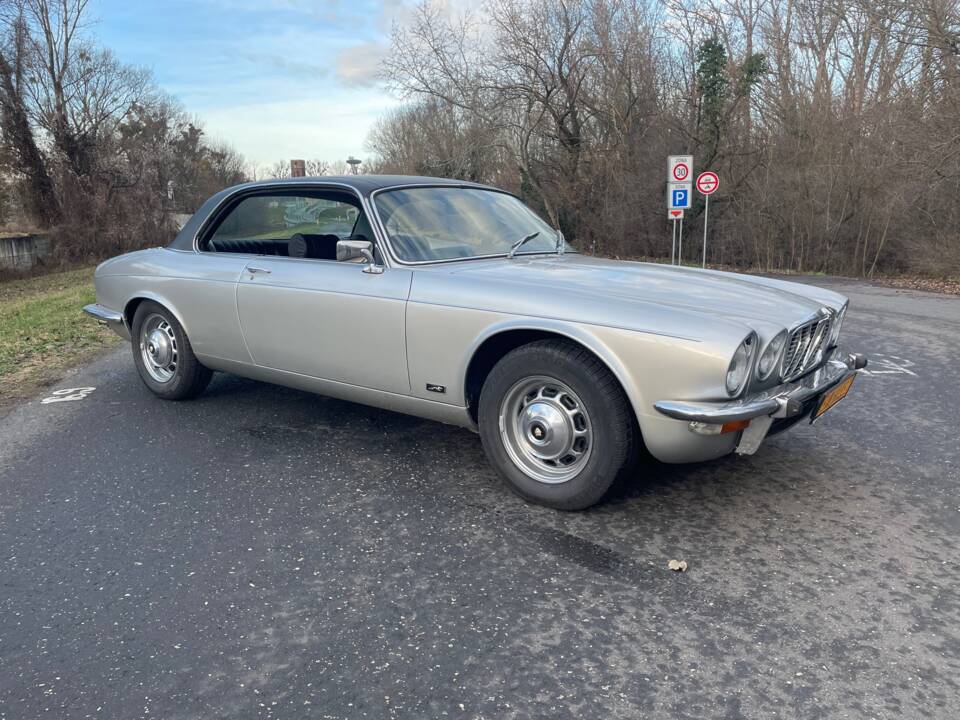 Image 5/20 de Jaguar XJ 6 C 4.2 (1975)