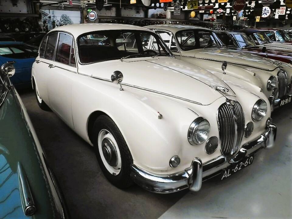 Image 6/35 of Jaguar Mk II 2.4 (1961)