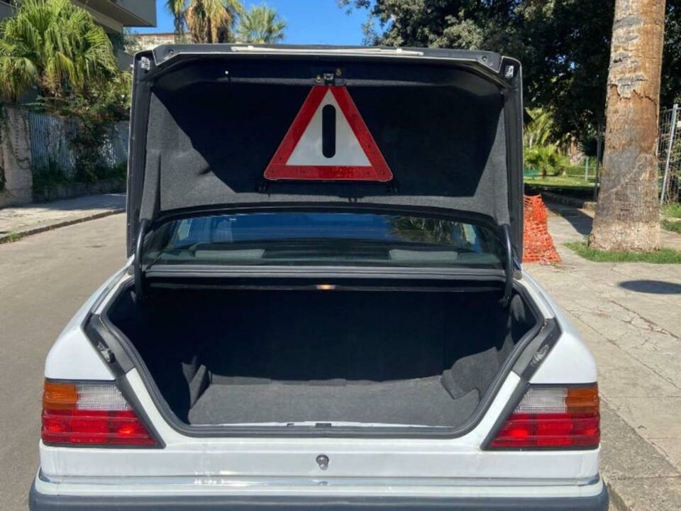 Bild 41/48 von Mercedes-Benz 200 E (1991)