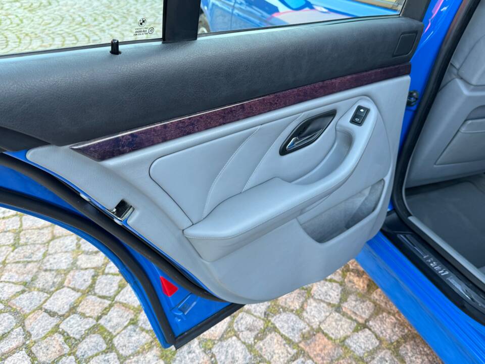 Image 47/100 of BMW 540i Touring (1998)