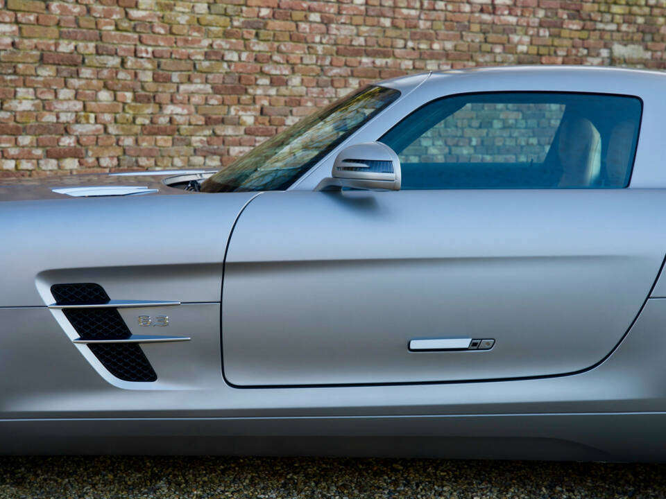 Imagen 39/50 de Mercedes-Benz SLS AMG (2011)