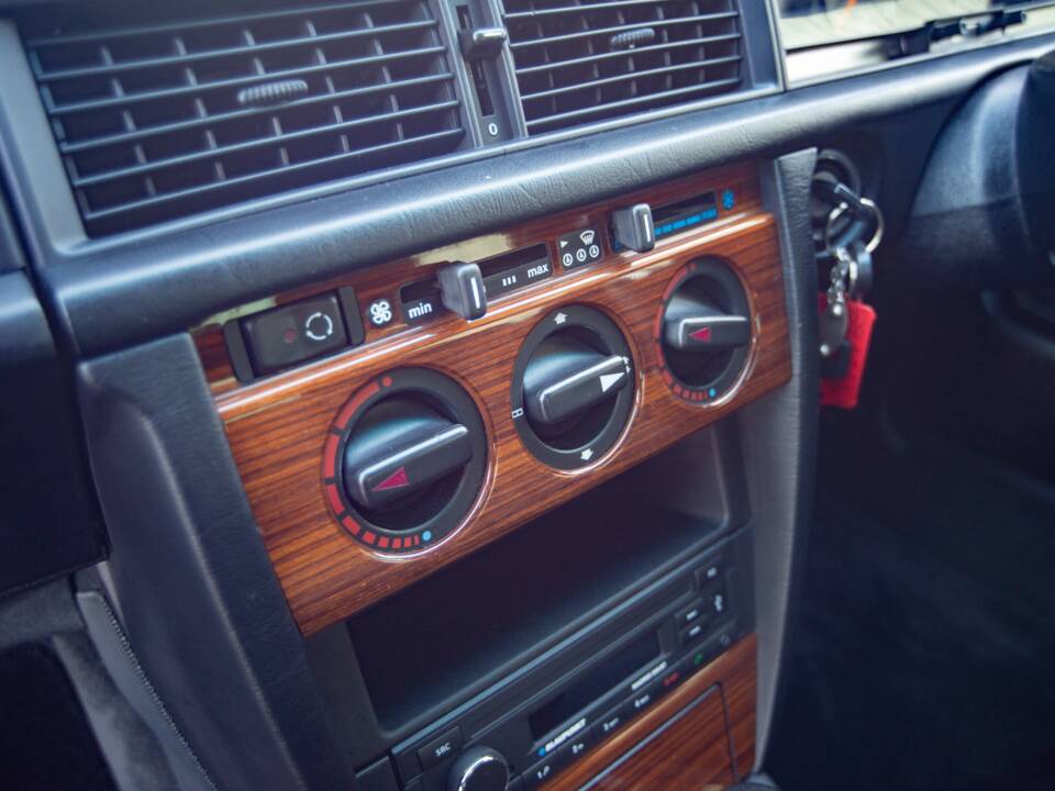 Bild 17/29 von Mercedes-Benz 190 E 2.0 (1992)