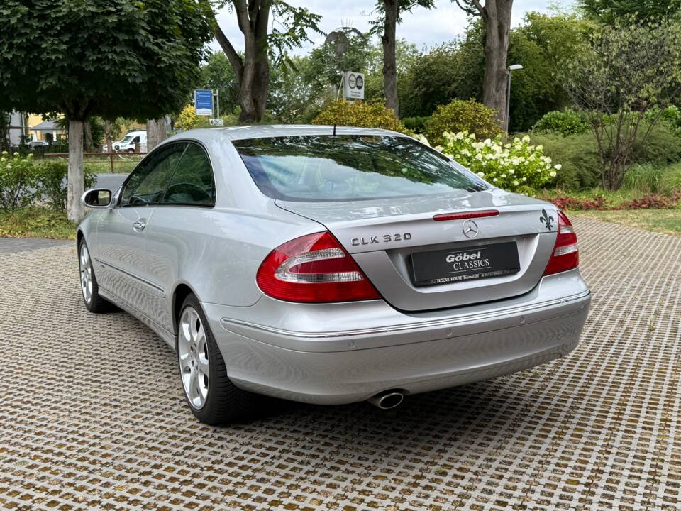 Bild 4/33 von Mercedes-Benz CLK 320 (2002)