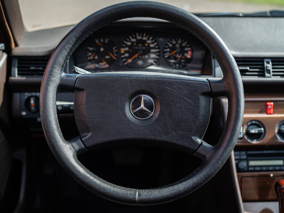Image 27/40 of Mercedes-Benz 300 CE (1987)