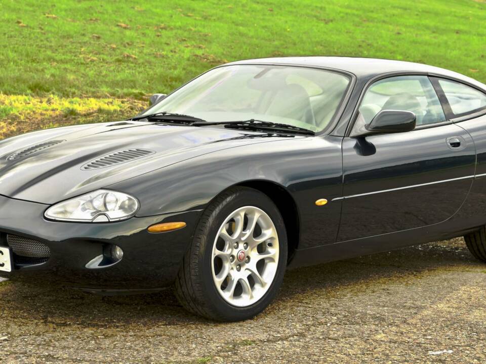 Bild 2/50 von Jaguar XKR (2000)