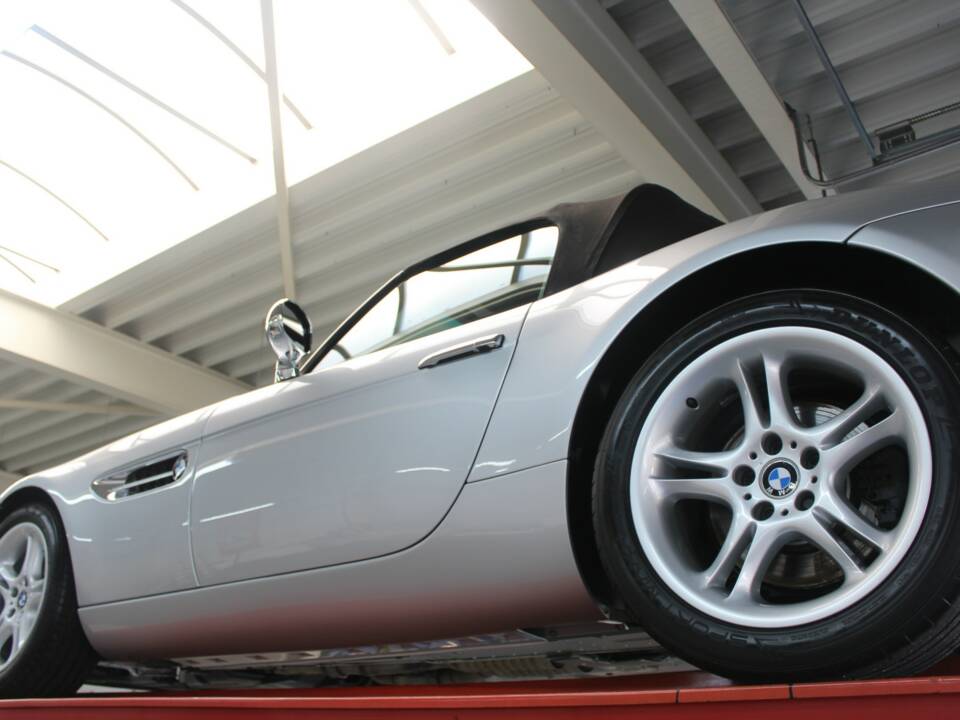 Image 14/50 of BMW Z8 (2002)