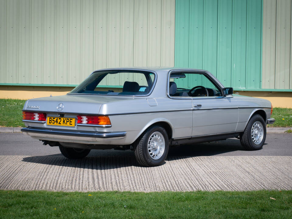 Immagine 5/28 di Mercedes-Benz 230 CE (1984)