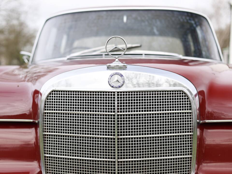 Image 10/50 of Mercedes-Benz 220 (1967)