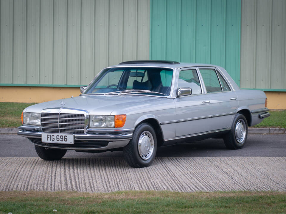 Image 8/32 de Mercedes-Benz 280 SE (1975)