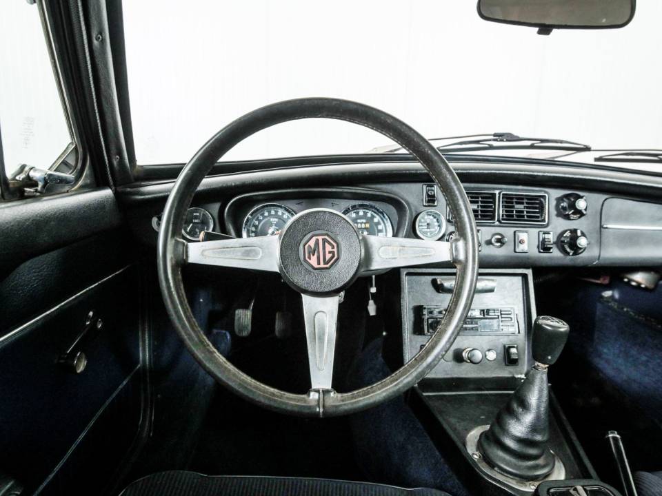Image 6/50 of MG MGB GT (1973)