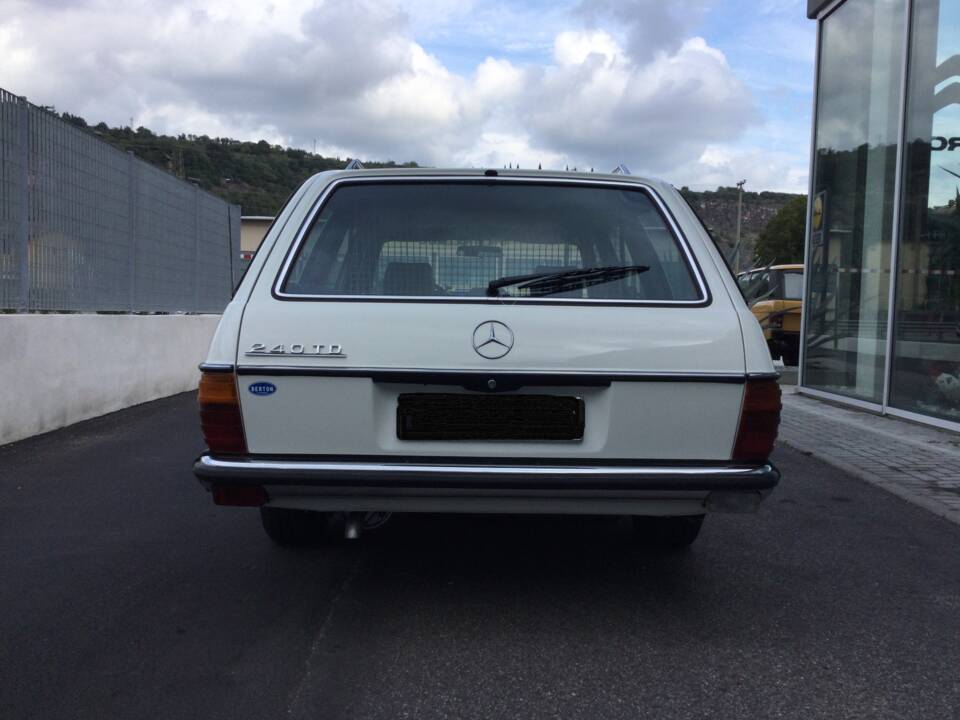 Immagine 6/39 di Mercedes-Benz 240 TD (1983)