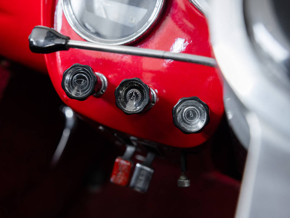 Image 16/39 of Alfa Romeo 2000 Spider (1960)