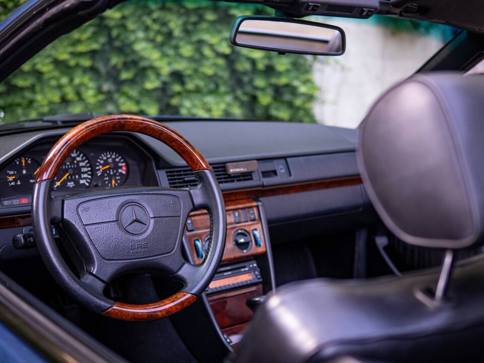Obraz 3/50 pojazdu Mercedes-Benz 300 CE-24 (1992)