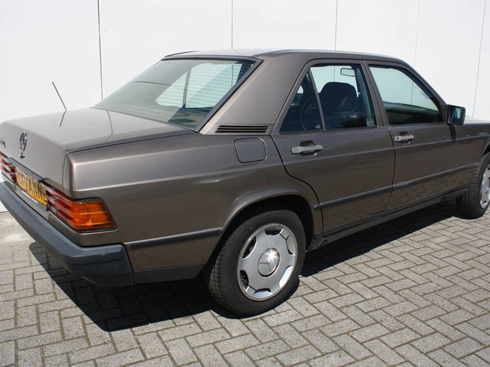 Image 2/13 de Mercedes-Benz 190 E (1987)
