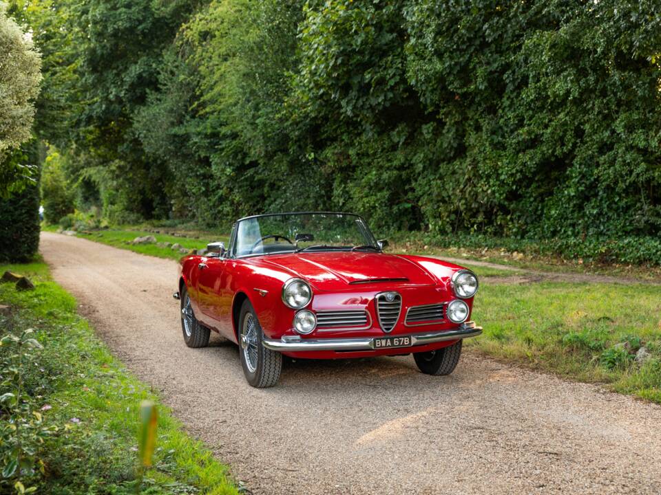 Image 25/27 of Alfa Romeo 2600 Spider (1964)