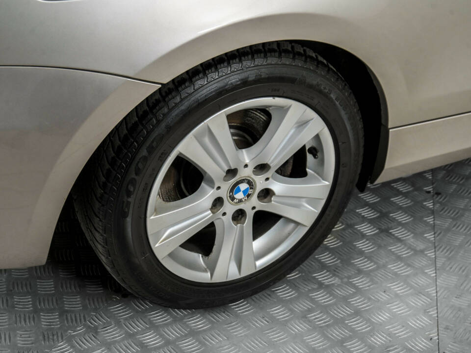 Image 34/50 of BMW 118i (2008)