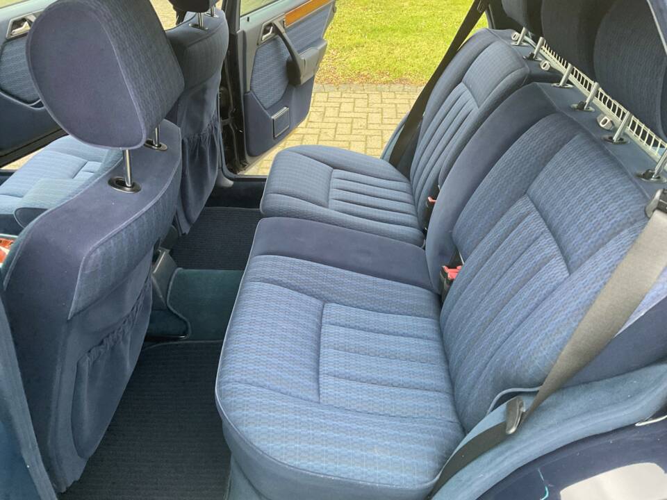 Image 32/149 of Mercedes-Benz 320 TE (1993)