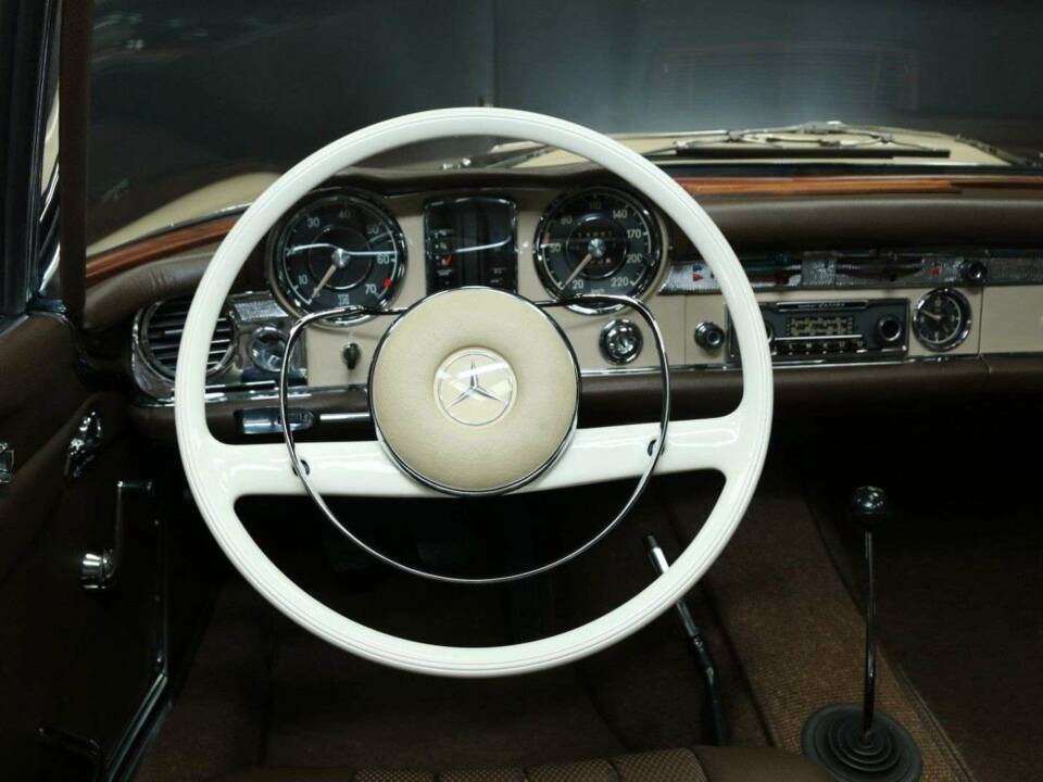 Image 16/50 of Mercedes-Benz 230 SL (1967)