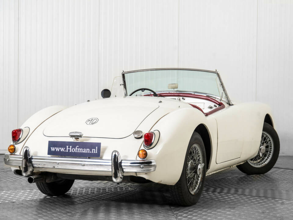 Image 42/50 of MG MGA 1500 (1957)